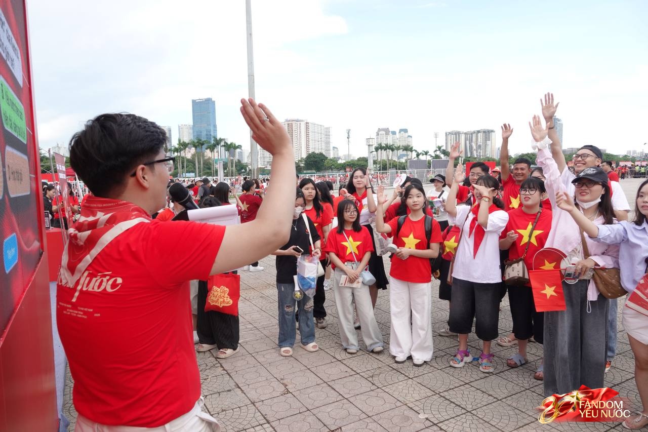 Concert Tổ Quốc Trong Tim thêm bùng nổ nhờ Booth Fandom Yêu Nước: vừa chơi vui, vừa mang về cả tinh thần Việt Nam!- Ảnh 1.