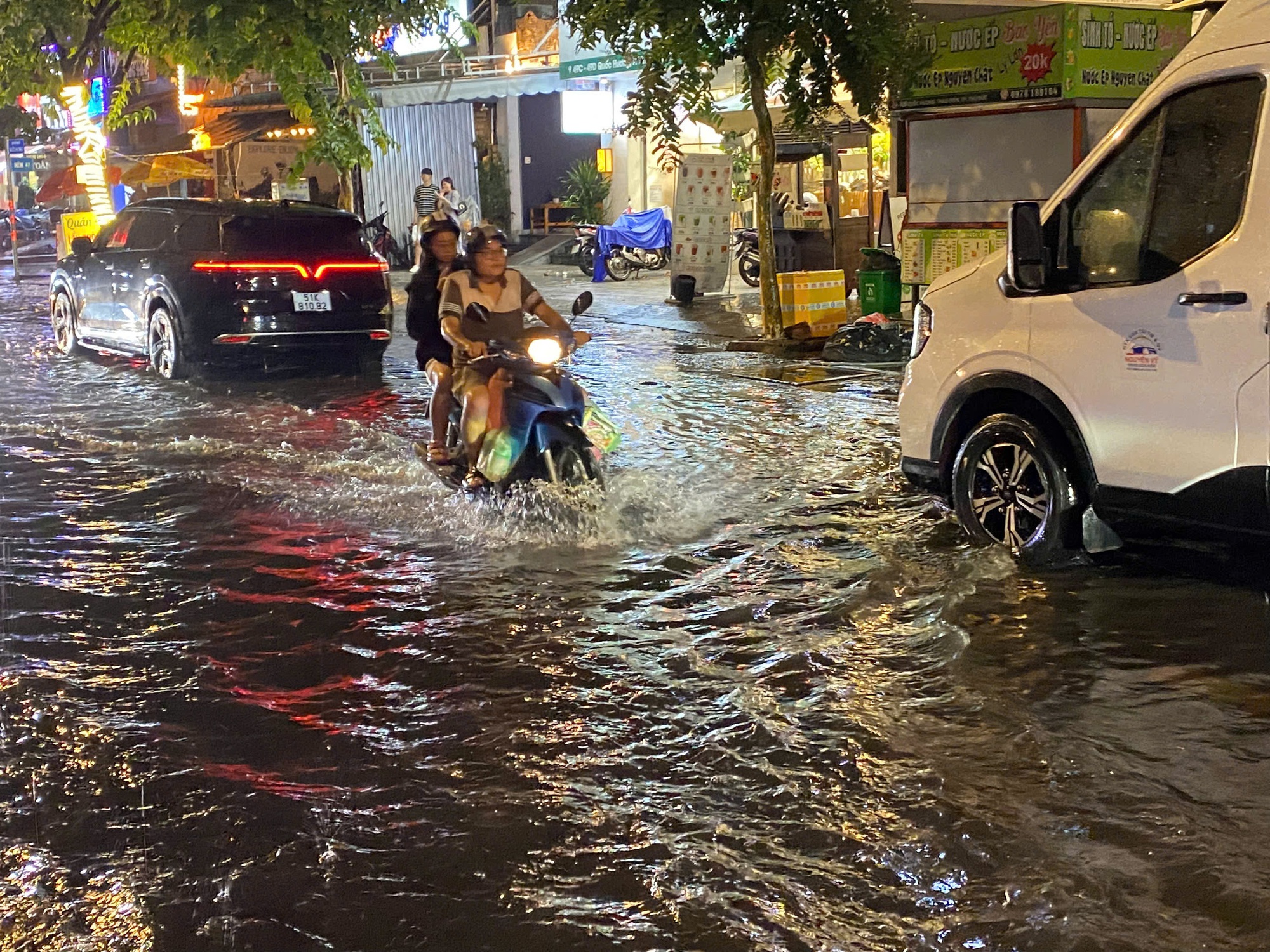 Cận cảnh ngập ở một số tuyến đường tại TP HCM, người dân tất bật dọn dẹp- Ảnh 4. Cận cảnh ngập ở một số tuyến đường tại TP HCM, người dân tất bật dọn dẹp- Ảnh 4.