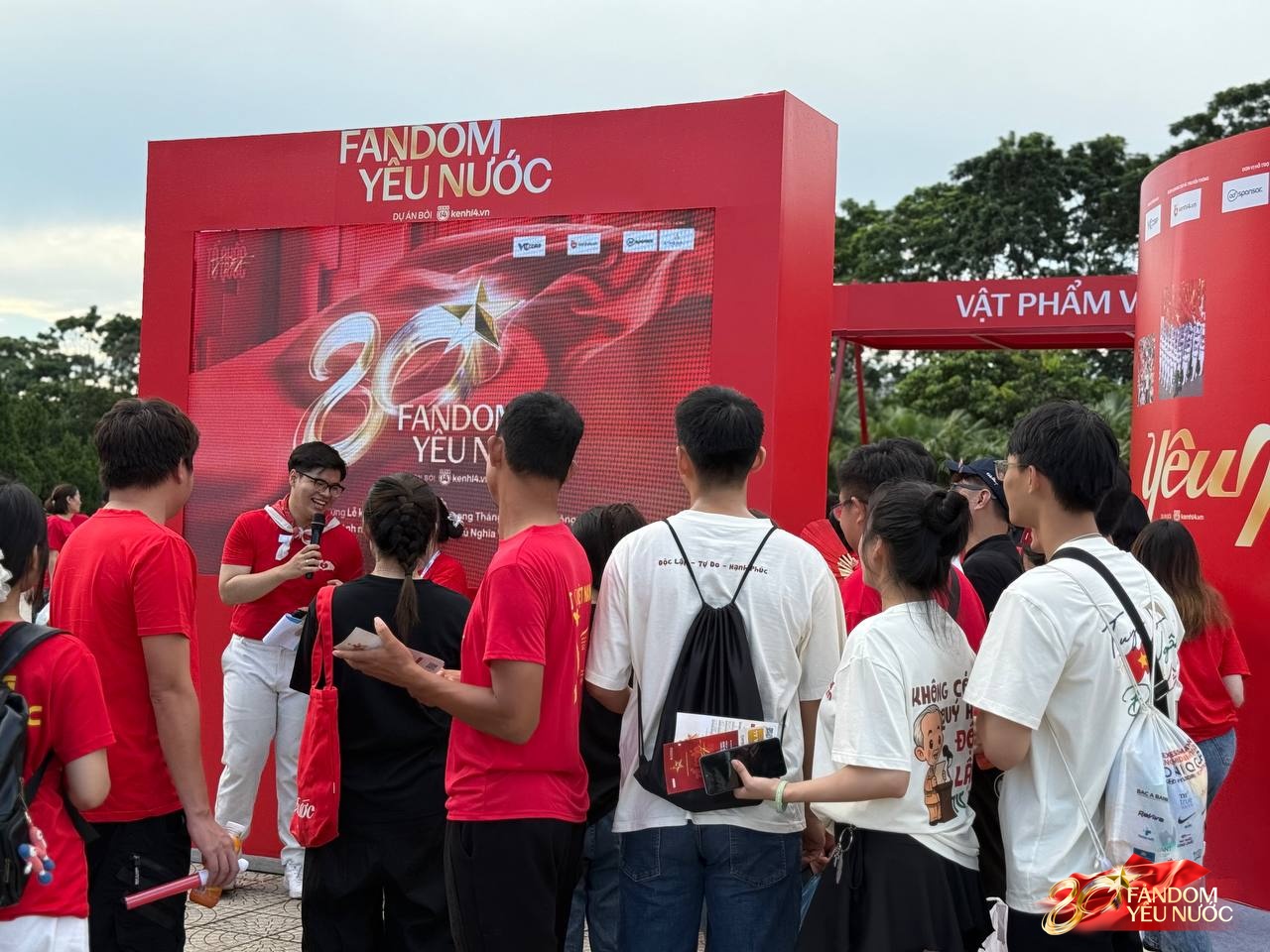 Concert Tổ Quốc Trong Tim thêm bùng nổ nhờ Booth Fandom Yêu Nước: vừa chơi vui, vừa mang về cả tinh thần Việt Nam!- Ảnh 2.