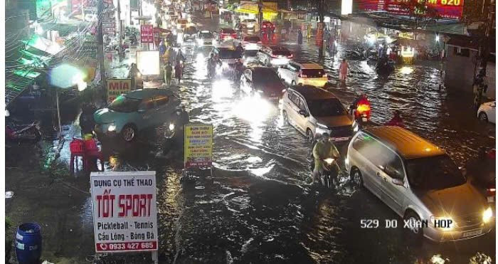 TPHCM mưa lớn, có nơi trên 80mm, nhiều tuyến đường ngập nặng- Ảnh 1.