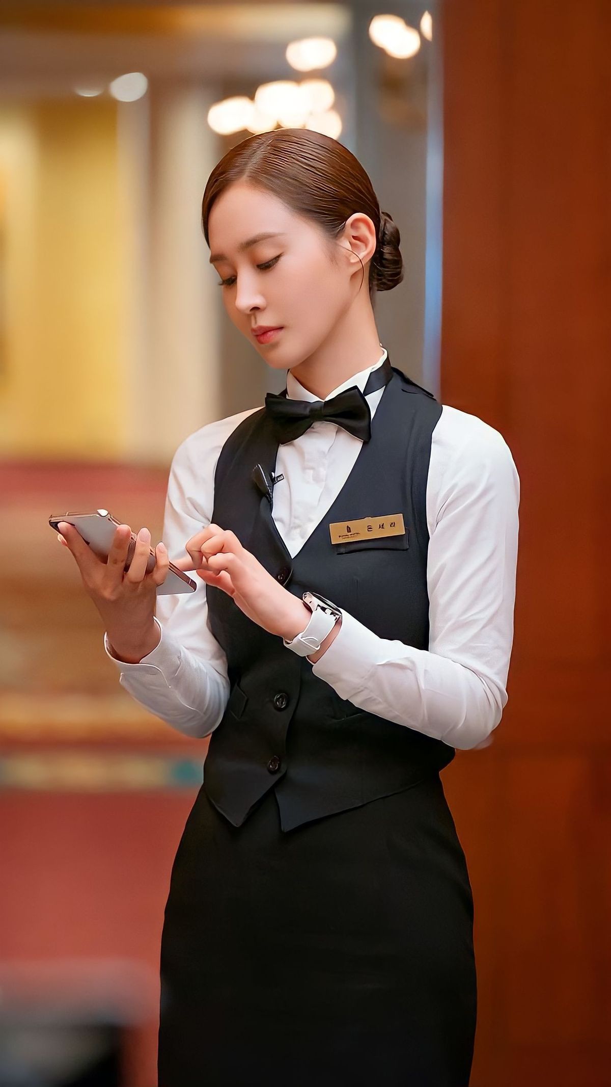 Những người trẻ ở nhà biệt thự, đi xe mui trần nhưng làm lễ tân khách sạn- Ảnh 1.