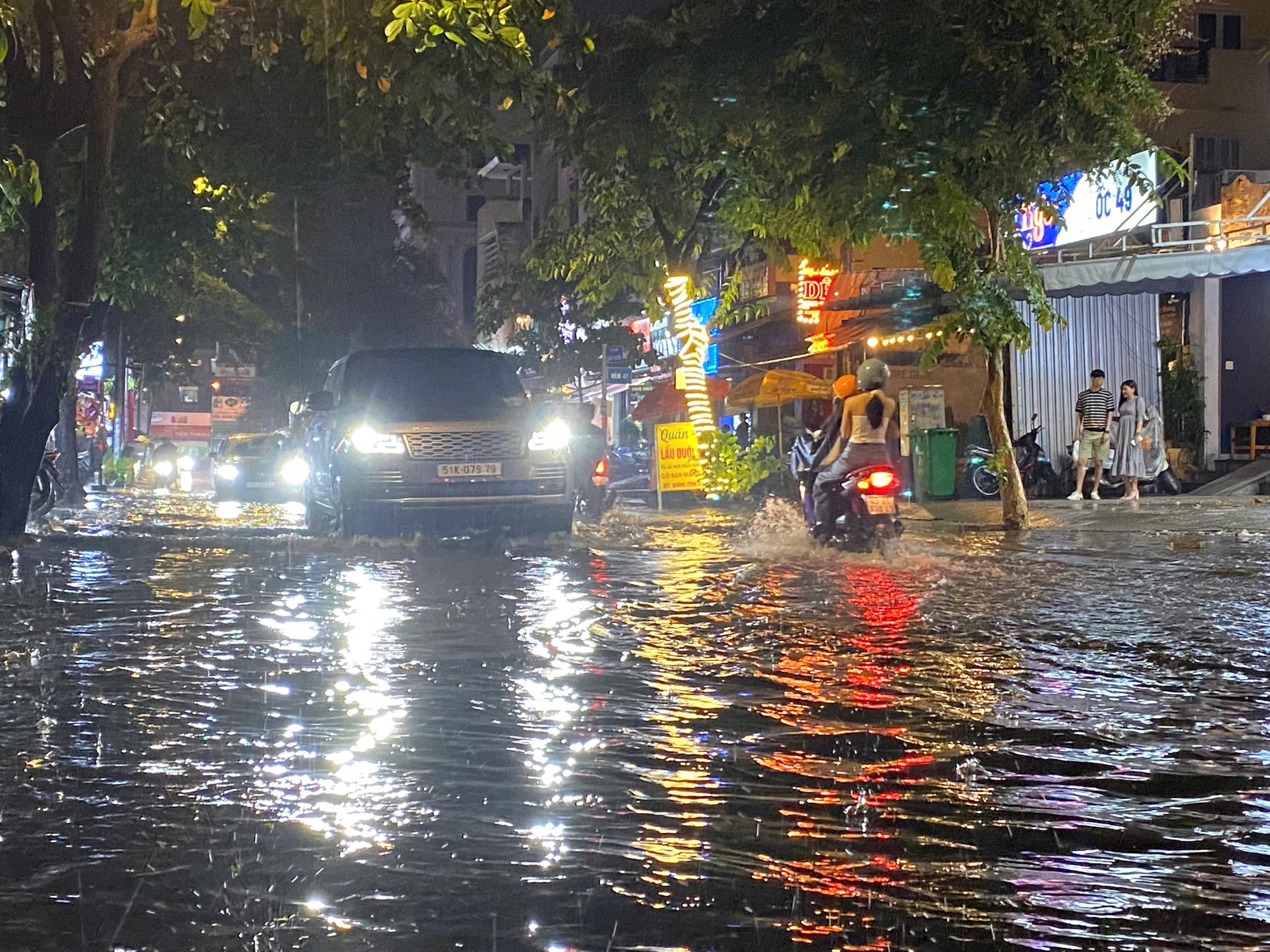 Cận cảnh ngập ở một số tuyến đường tại TP HCM, người dân tất bật dọn dẹp- Ảnh 5. Cận cảnh ngập ở một số tuyến đường tại TP HCM, người dân tất bật dọn dẹp- Ảnh 5.
