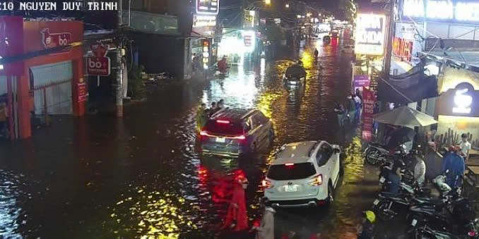 TPHCM mưa lớn, có nơi trên 80mm, nhiều tuyến đường ngập nặng- Ảnh 2.