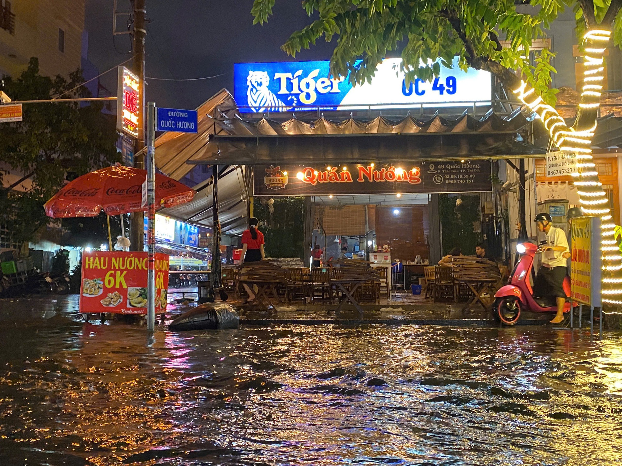 Cận cảnh ngập ở một số tuyến đường tại TP HCM, người dân tất bật dọn dẹp- Ảnh 7. Cận cảnh ngập ở một số tuyến đường tại TP HCM, người dân tất bật dọn dẹp- Ảnh 7.