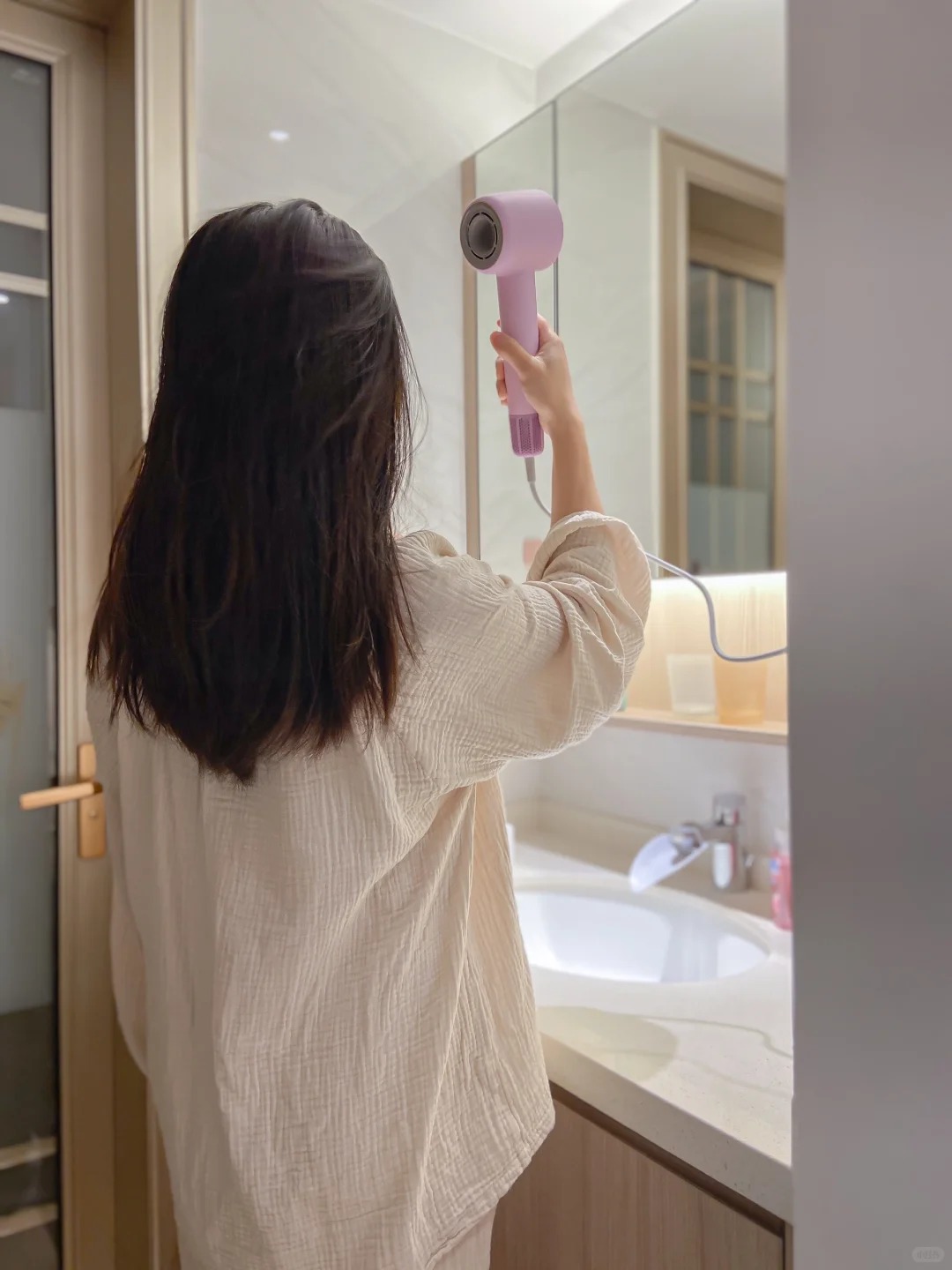 Bí kíp "sấy tóc ngược" của thợ làm tóc để tóc vào nếp mà vẫn chắc khỏe tự nhiên- Ảnh 3.