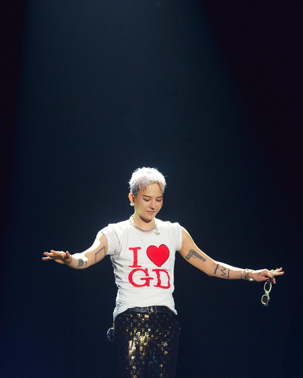 Thông điệp đáng sợ ở concert G-Dragon khiến dân tình nổi điên- Ảnh 5.