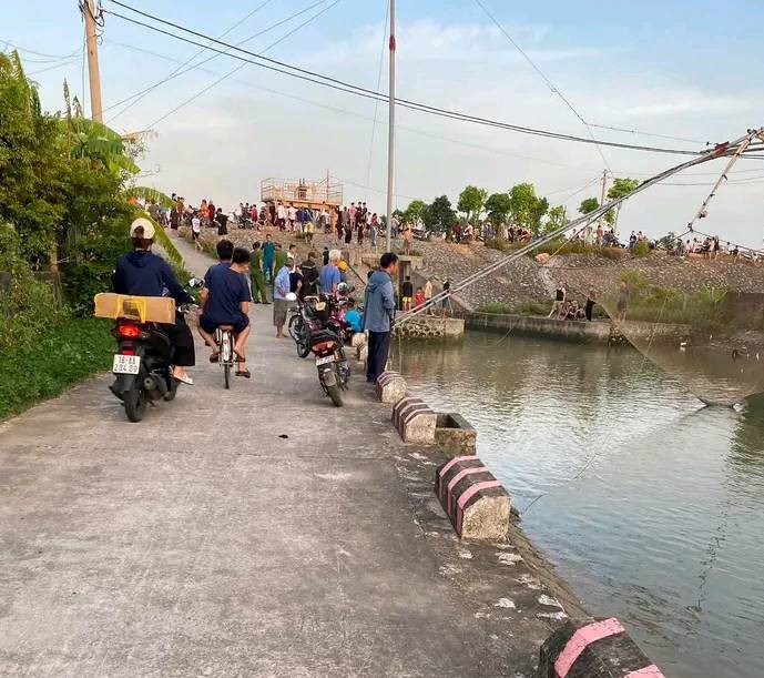 Thâu đêm tìm kiếm nam sinh đi tắm bị đuối nước ở Ninh Bình- Ảnh 1.