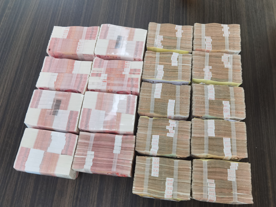 Được người lạ chuyển khoản gần 200 triệu đồng, cụ ông nhận đủ tiền rồi lặng lẽ đi rút sạch lại được công an tuyên dương- Ảnh 2.