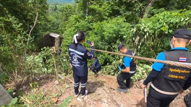 Đi cứu hộ nhưng lại tìm thấy 1 chiếc xe khác, nhìn vào bên trong khiến tất cả đều giật mình- Ảnh 1.