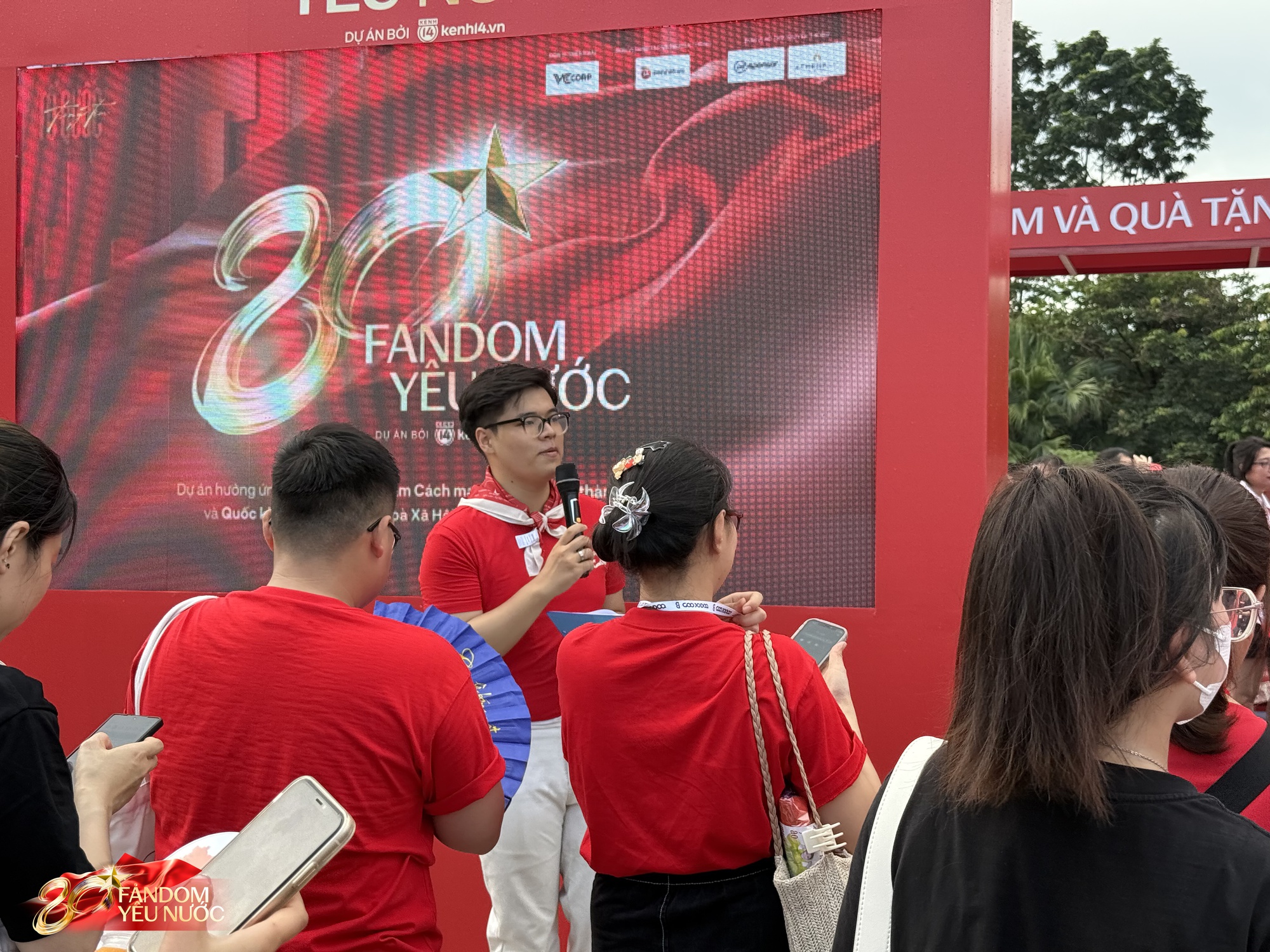 Ùn ùn kéo đến Booth Fandom Yêu Nước tại SVĐ Mỹ Đình, săn bằng được combo khăn - túi - áo hot nhất lúc này- Ảnh 14.