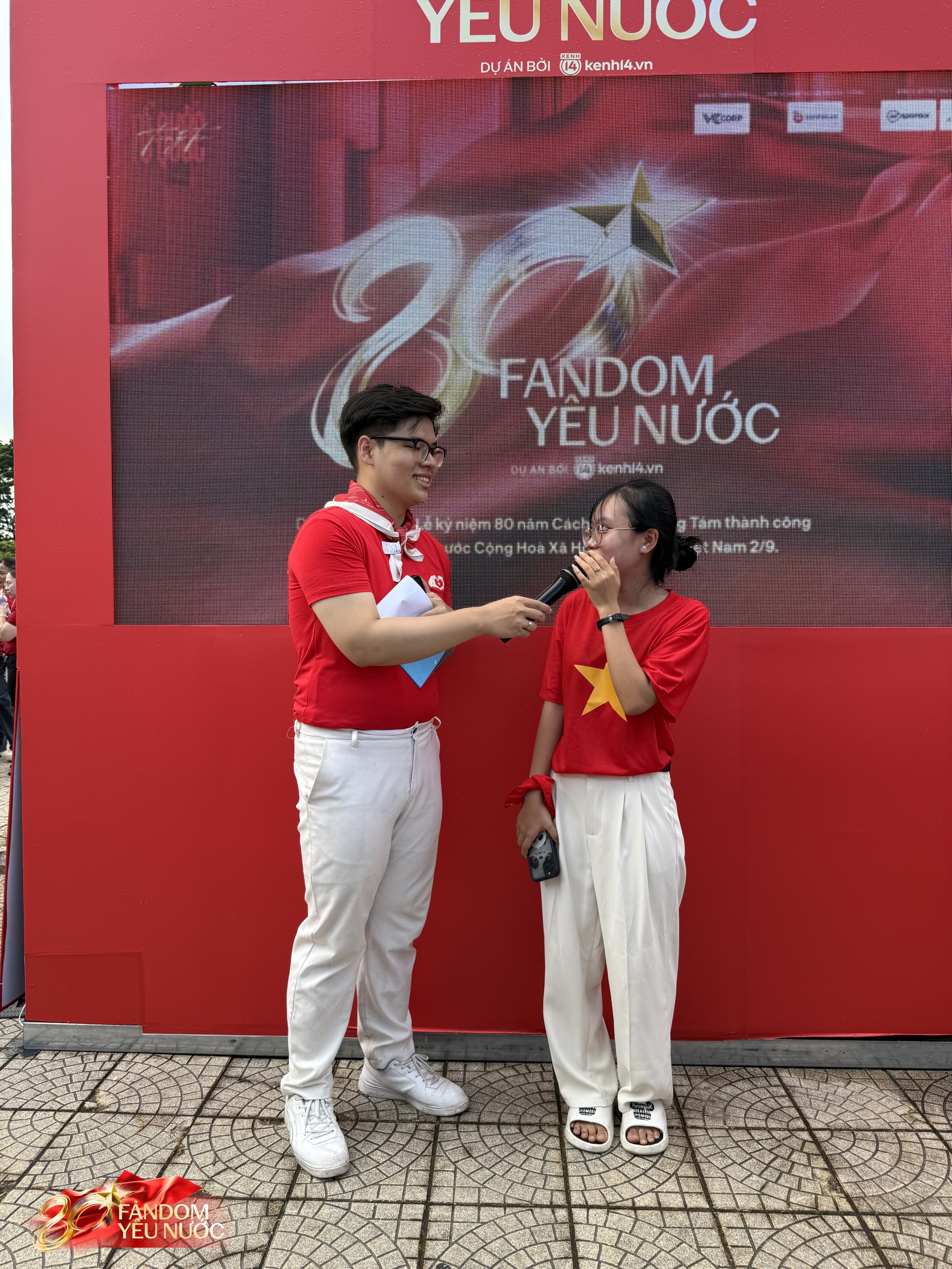 Ùn ùn kéo đến Booth Fandom Yêu Nước tại SVĐ Mỹ Đình, săn bằng được combo khăn - túi - áo hot nhất lúc này- Ảnh 13.