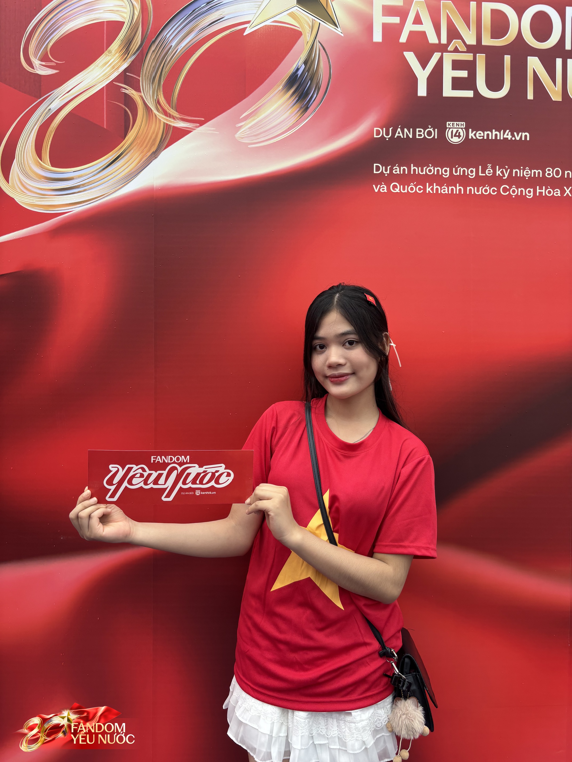 Ùn ùn kéo đến Booth Fandom Yêu Nước tại SVĐ Mỹ Đình, săn bằng được combo khăn - túi - áo hot nhất lúc này- Ảnh 23.