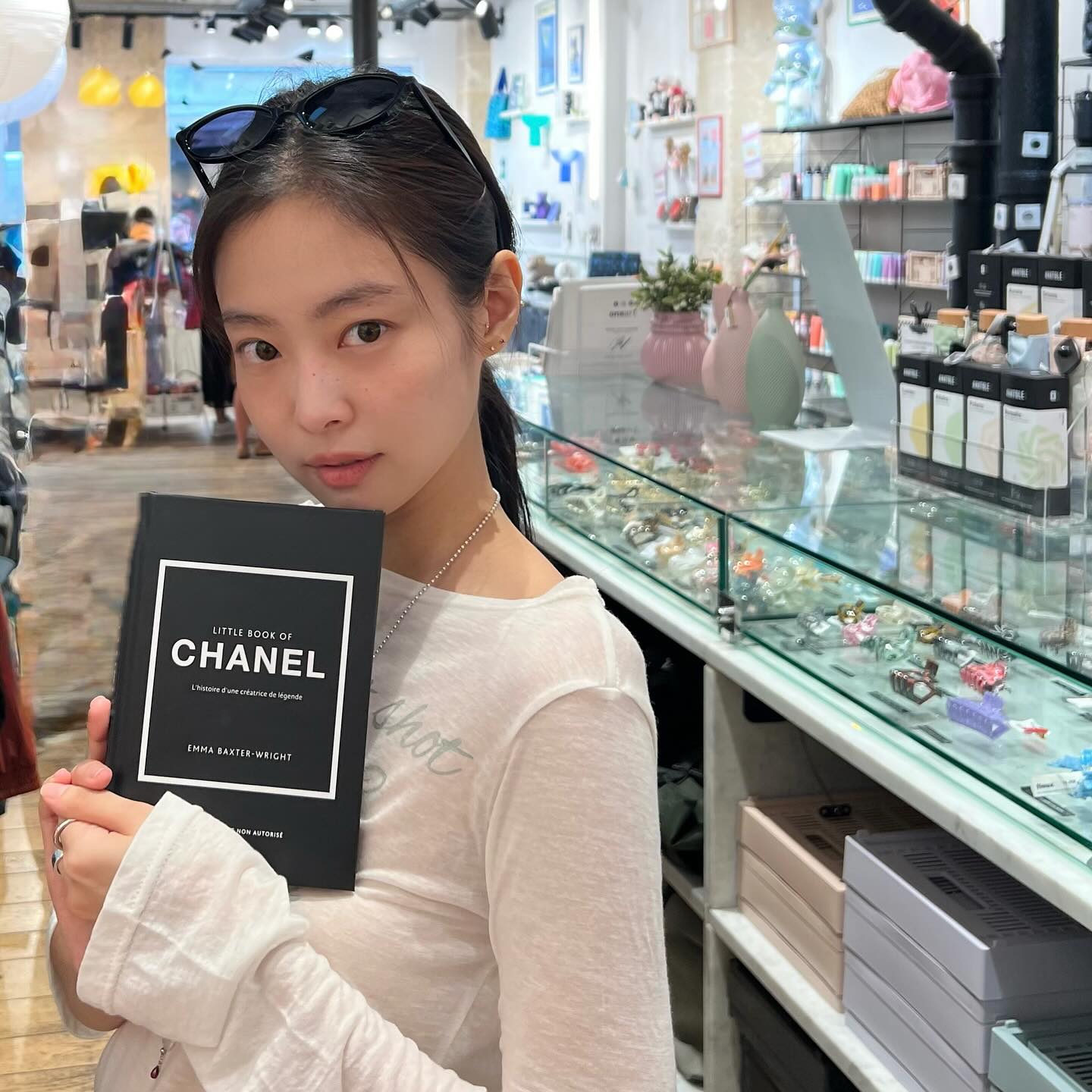 Lời nhắn đầy thách thức trên chiếc áo hơn 500k của Jennie- Ảnh 3.