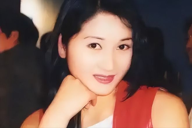 Chấn động: Nữ diễn viên tung 20 clip nóng với 30 