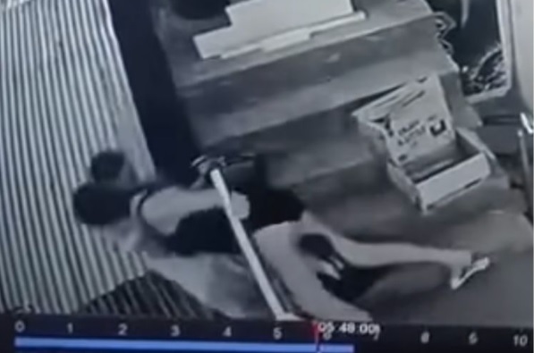 Ngã khỏi tầng 2 khi ôm bạn trai, người phụ nữ tử vong tại quán bar- Ảnh 1.