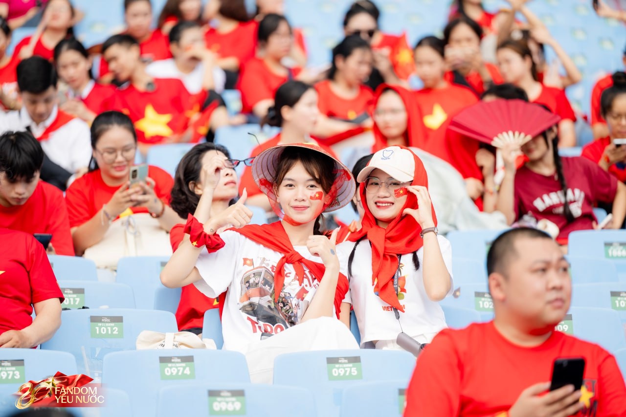 Loạt gái xinh nổi bần bật giữa concert, 50.000 người lập "kỷ lục" khoác lên mình một sắc đỏ!- Ảnh 2.