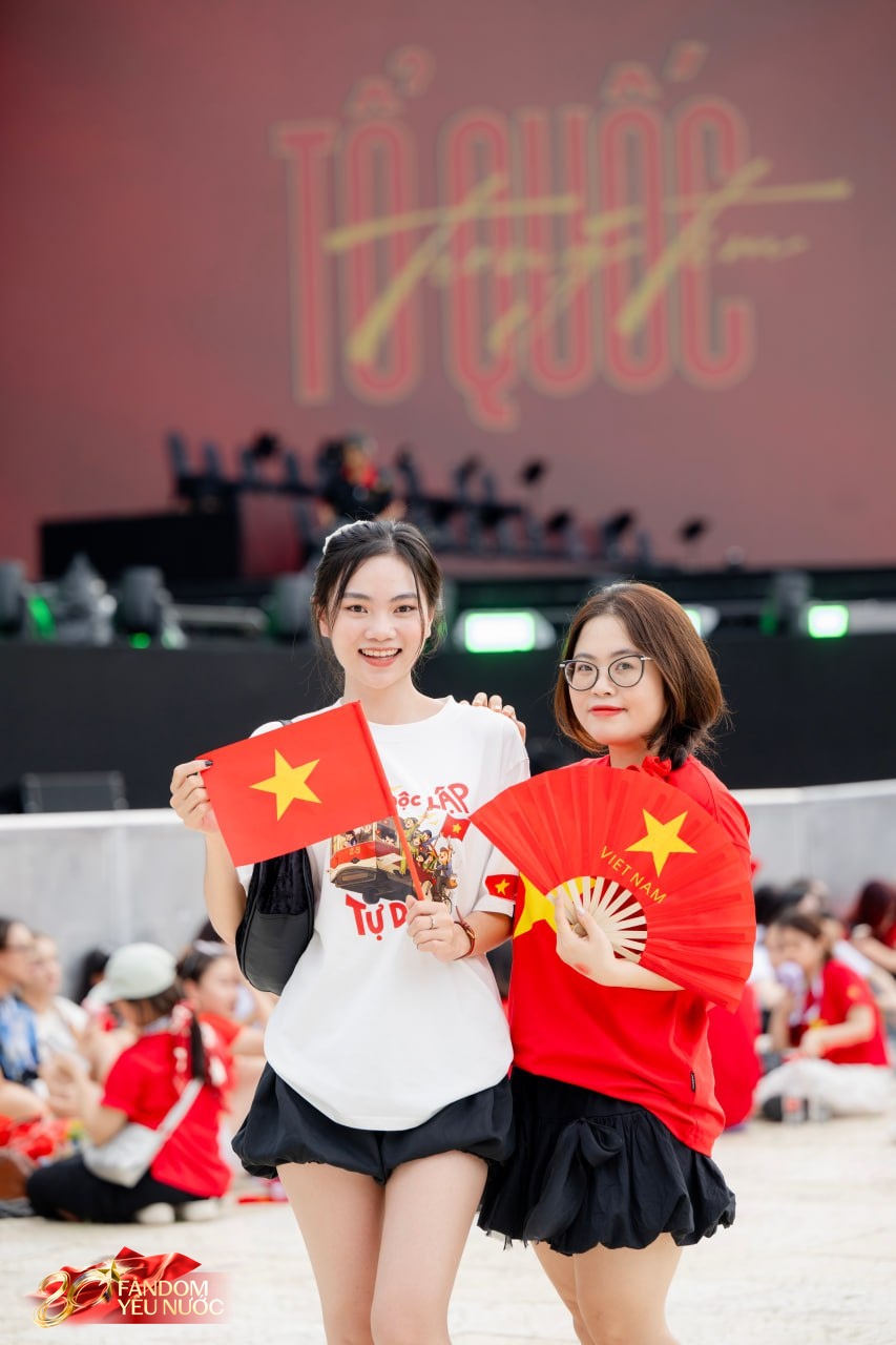 Loạt gái xinh nổi bần bật giữa concert, 50.000 người lập "kỷ lục" khoác lên mình một sắc đỏ!- Ảnh 16.