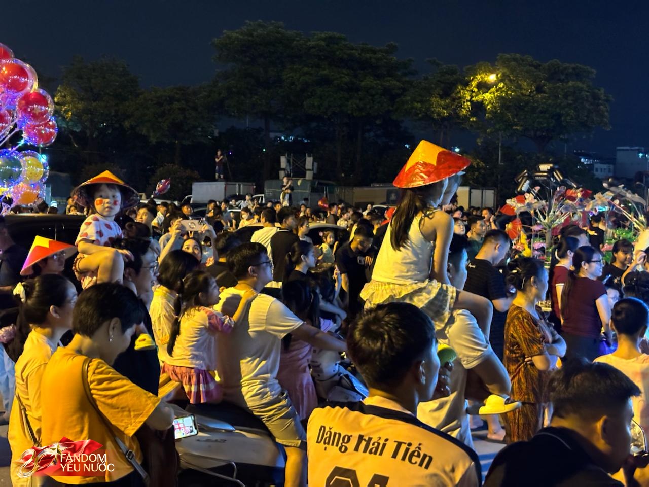 Tắc cứng gần SVĐ Mỹ Đình: Hàng nghìn người đổ về háo hức chờ khoảnh khắc pháo hoa rực sáng- Ảnh 4. Tắc cứng gần SVĐ Mỹ Đình: Hàng nghìn người đổ về háo hức chờ khoảnh khắc pháo hoa rực sáng- Ảnh 4.