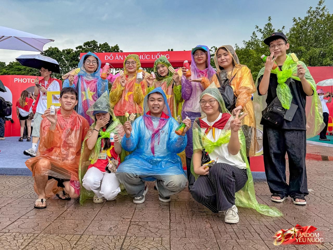 Giới trẻ sôi sục trước thềm concert quốc gia: Đến từ 12h trưa, trời mưa nhưng vẫn cực háo hức- Ảnh 4.