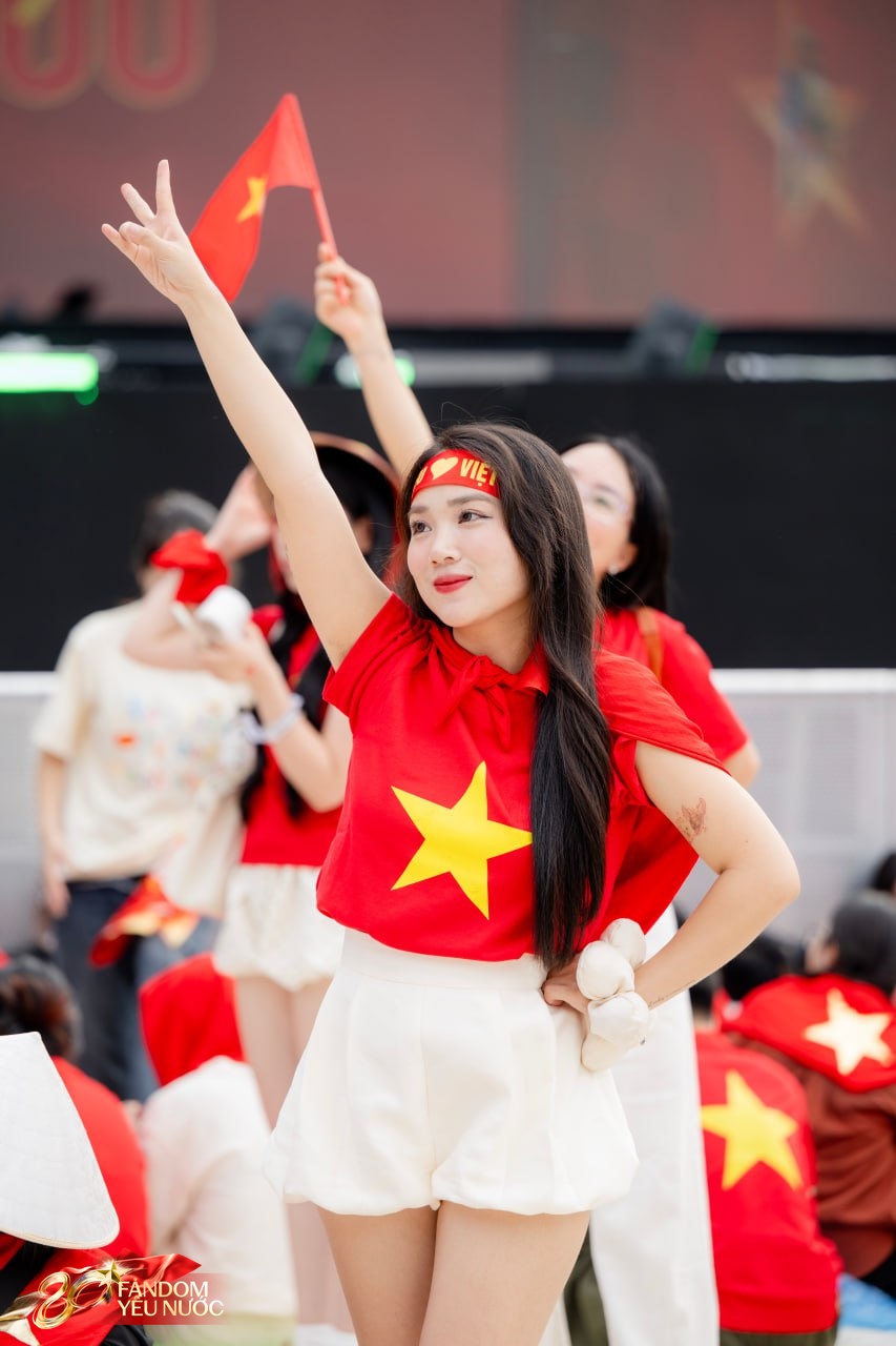 Loạt gái xinh nổi bần bật giữa concert, 50.000 người lập "kỷ lục" khoác lên mình một sắc đỏ!- Ảnh 14.