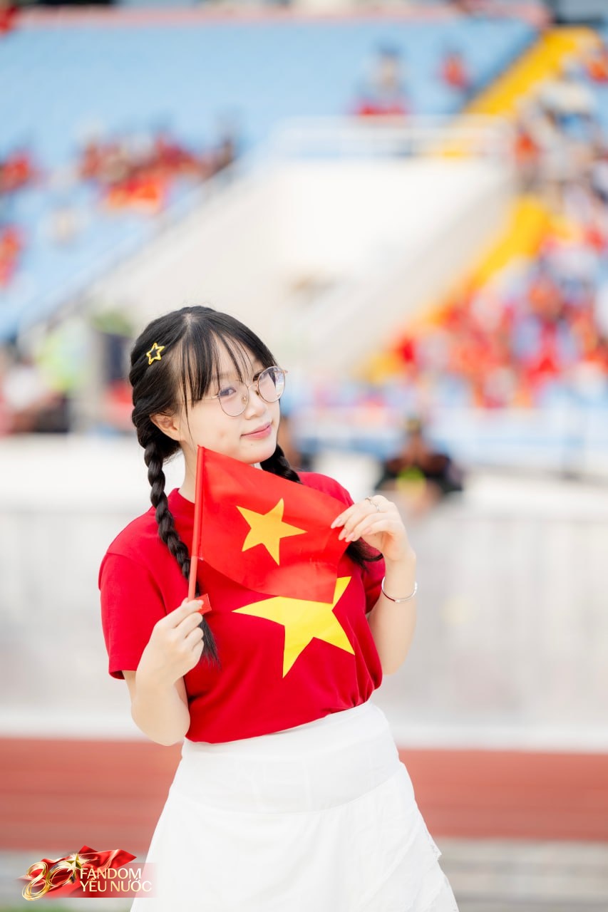 Loạt gái xinh nổi bần bật giữa concert, 50.000 người lập "kỷ lục" khoác lên mình một sắc đỏ!- Ảnh 17.