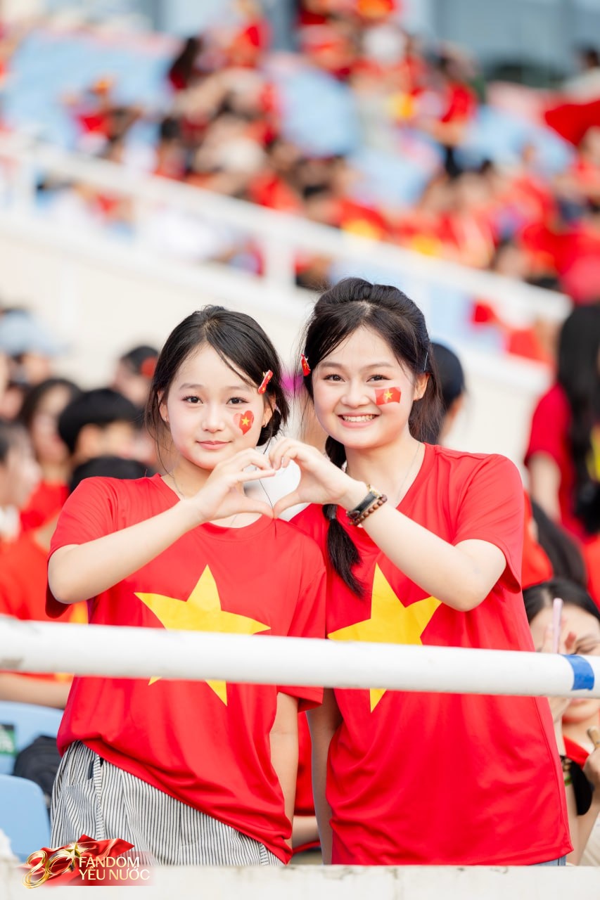 Loạt gái xinh nổi bần bật giữa concert, 50.000 người lập "kỷ lục" khoác lên mình một sắc đỏ!- Ảnh 7.
