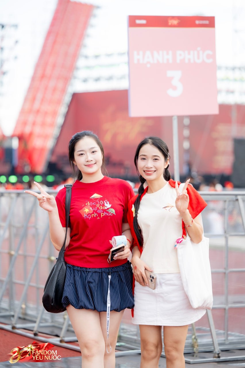 Loạt gái xinh nổi bần bật giữa concert, 50.000 người lập "kỷ lục" khoác lên mình một sắc đỏ!- Ảnh 15.