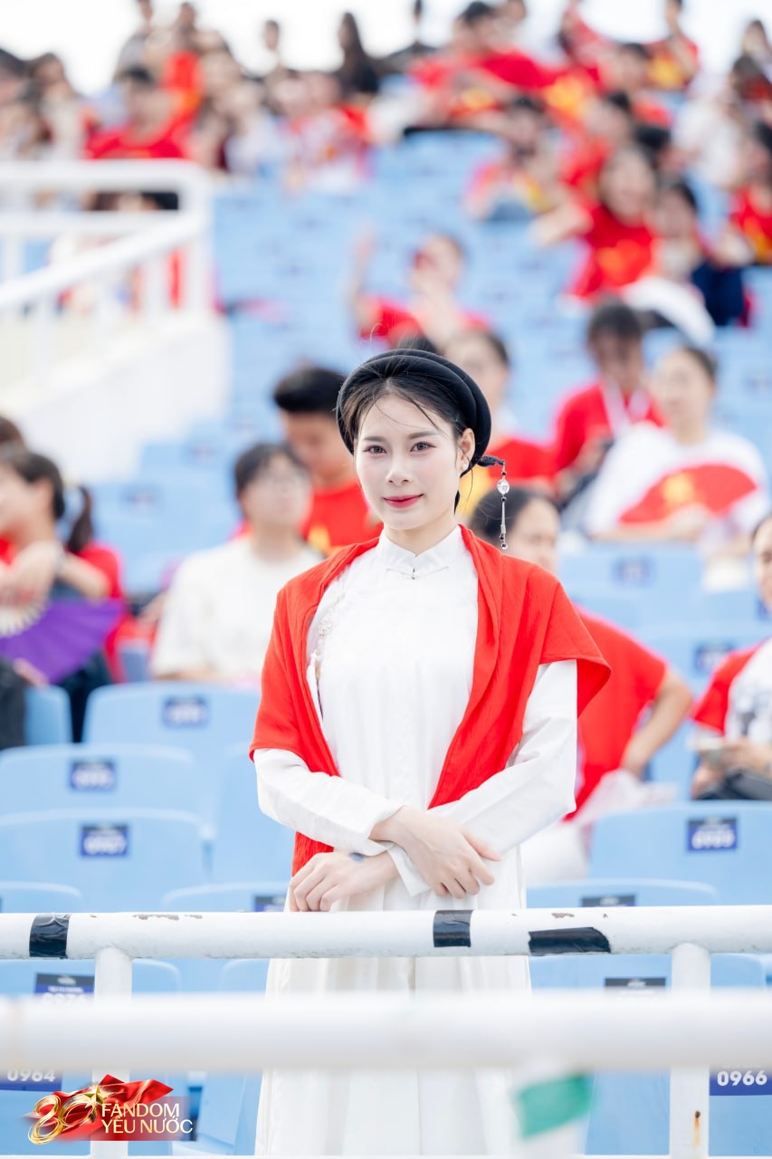 Loạt gái xinh nổi bần bật giữa concert, 50.000 người lập "kỷ lục" khoác lên mình một sắc đỏ!- Ảnh 8.