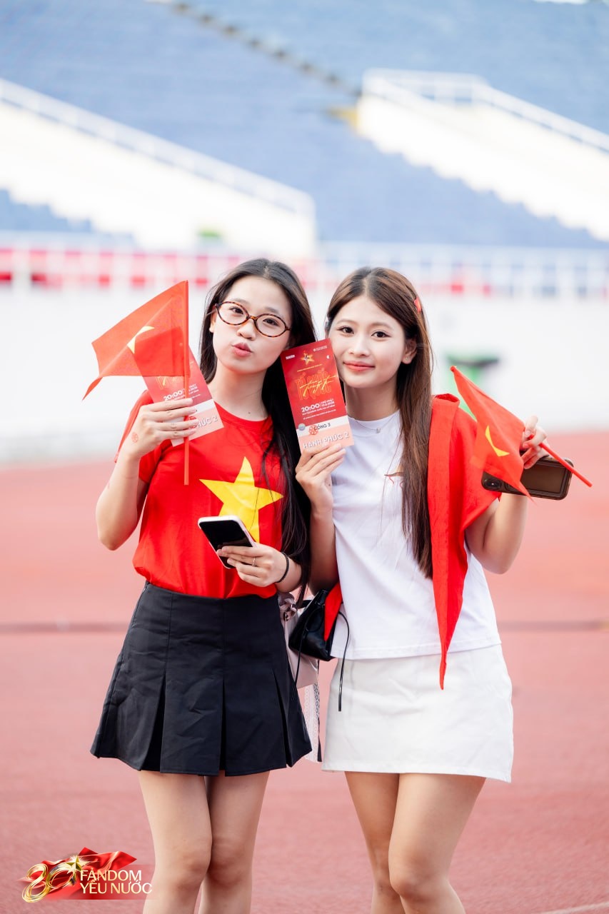 Loạt gái xinh nổi bần bật giữa concert, 50.000 người lập "kỷ lục" khoác lên mình một sắc đỏ!- Ảnh 6.