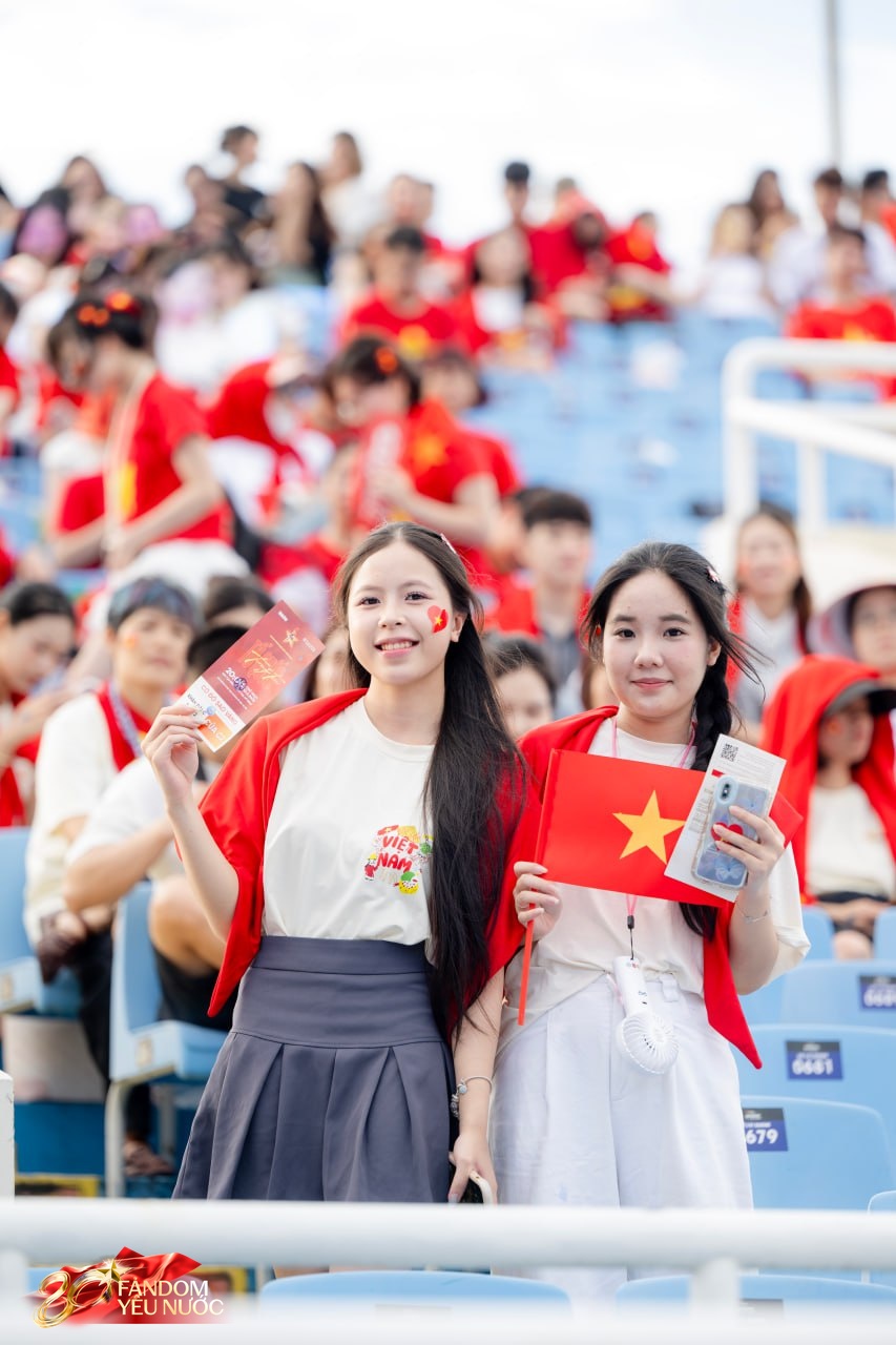 Loạt gái xinh nổi bần bật giữa concert, 50.000 người lập "kỷ lục" khoác lên mình một sắc đỏ!- Ảnh 20.
