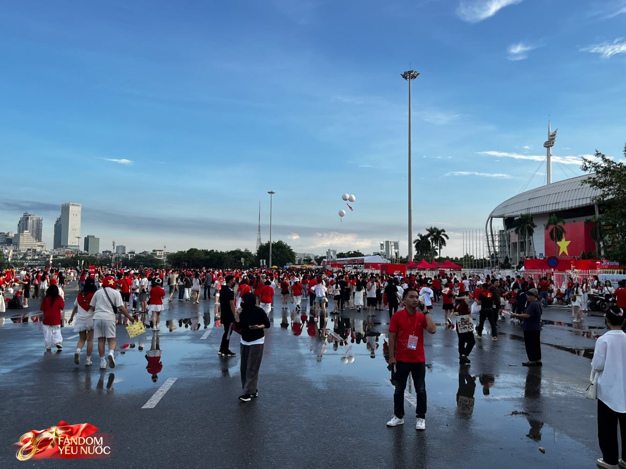 Loạt gái xinh nổi bần bật giữa concert, 50.000 người lập "kỷ lục" khoác lên mình một sắc đỏ!- Ảnh 4.