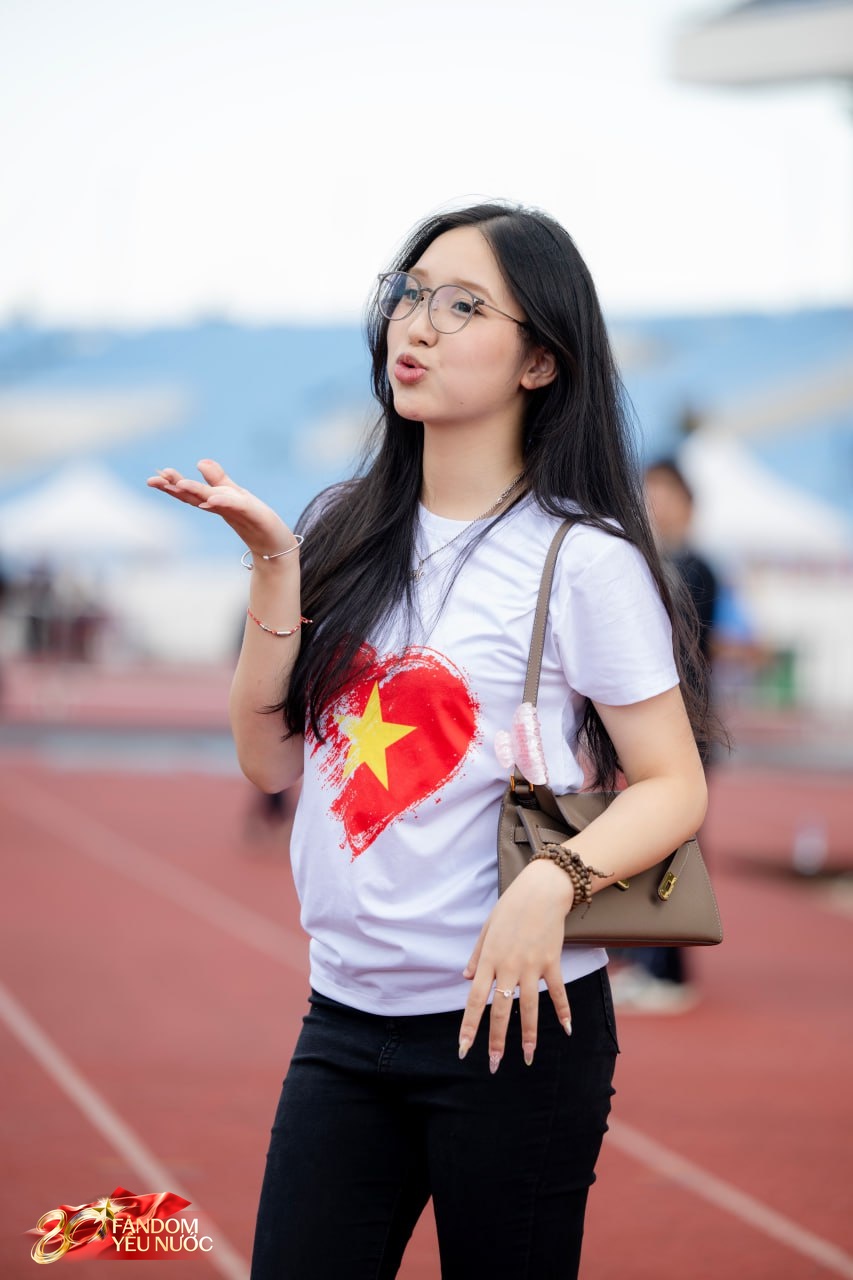Loạt gái xinh nổi bần bật giữa concert, 50.000 người lập "kỷ lục" khoác lên mình một sắc đỏ!- Ảnh 11.