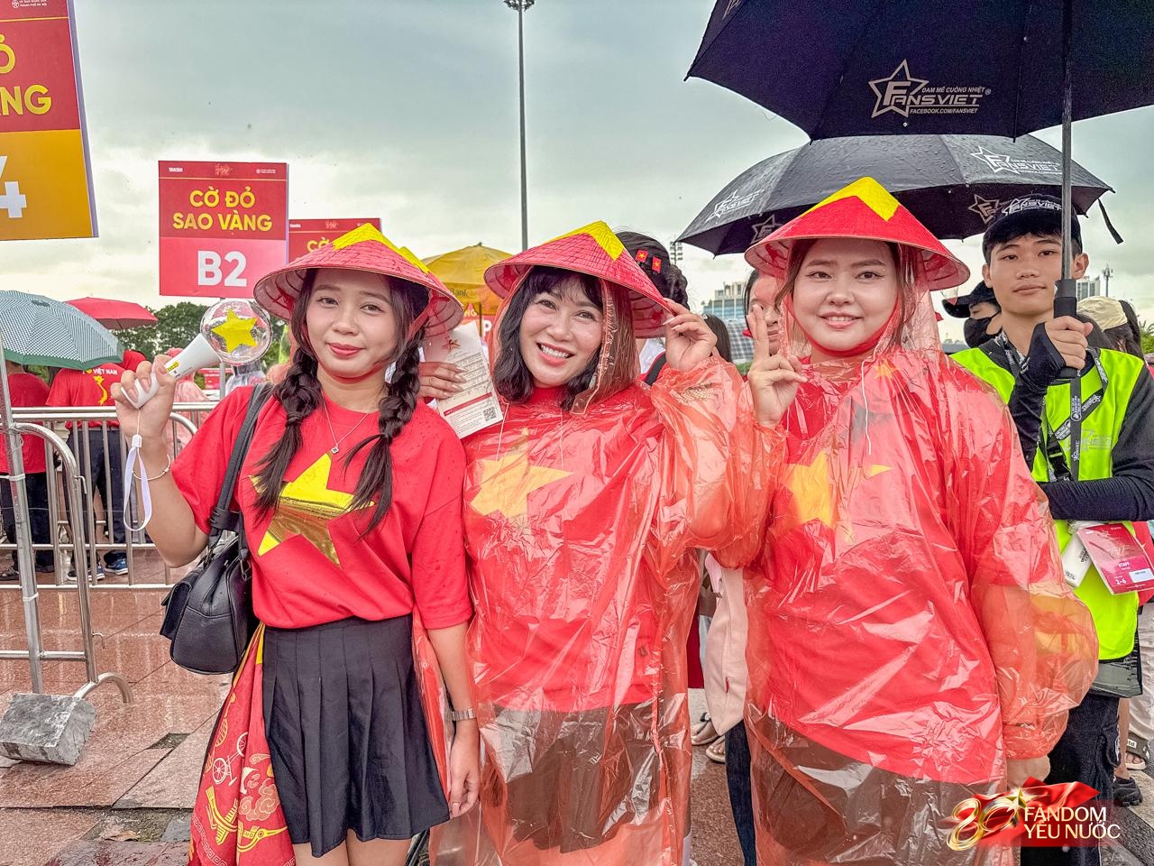 Giới trẻ sôi sục trước thềm concert quốc gia: Đến từ 12h trưa, trời mưa nhưng vẫn cực háo hức- Ảnh 6.