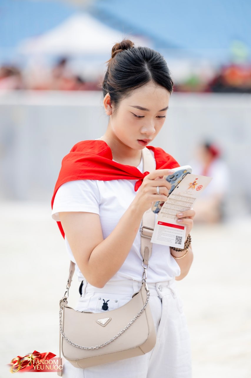 Loạt gái xinh nổi bần bật giữa concert, 50.000 người lập "kỷ lục" khoác lên mình một sắc đỏ!- Ảnh 10.