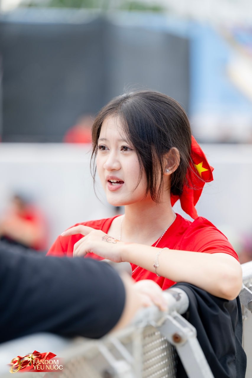 Loạt gái xinh nổi bần bật giữa concert, 50.000 người lập "kỷ lục" khoác lên mình một sắc đỏ!- Ảnh 9.