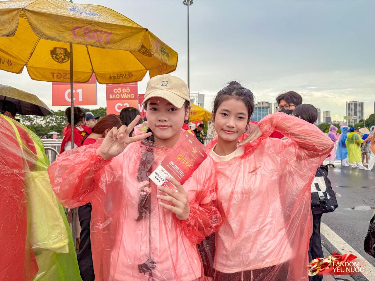 Giới trẻ sôi sục trước thềm concert quốc gia: Đến từ 12h trưa, trời mưa nhưng vẫn cực háo hức- Ảnh 7.