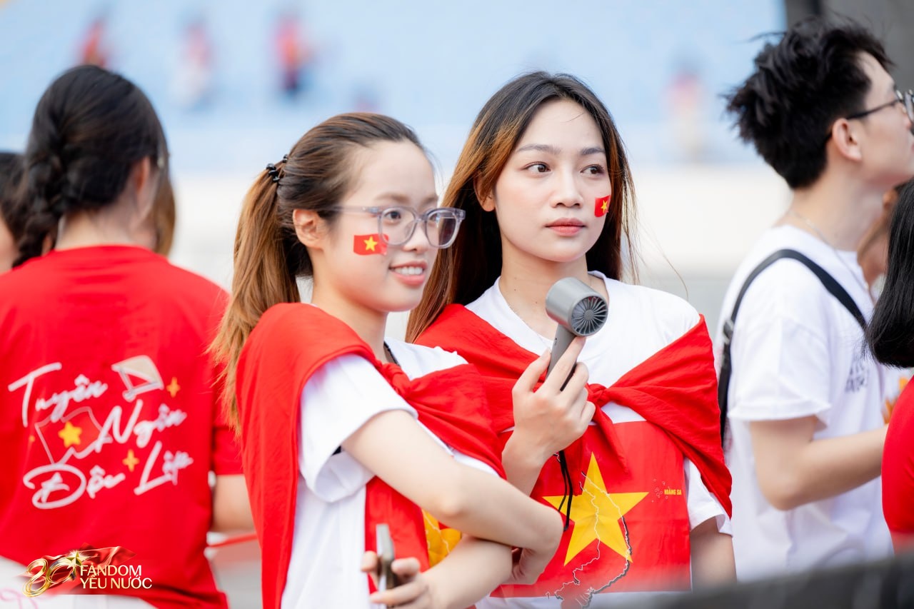 Loạt gái xinh nổi bần bật giữa concert, 50.000 người lập "kỷ lục" khoác lên mình một sắc đỏ!- Ảnh 13.