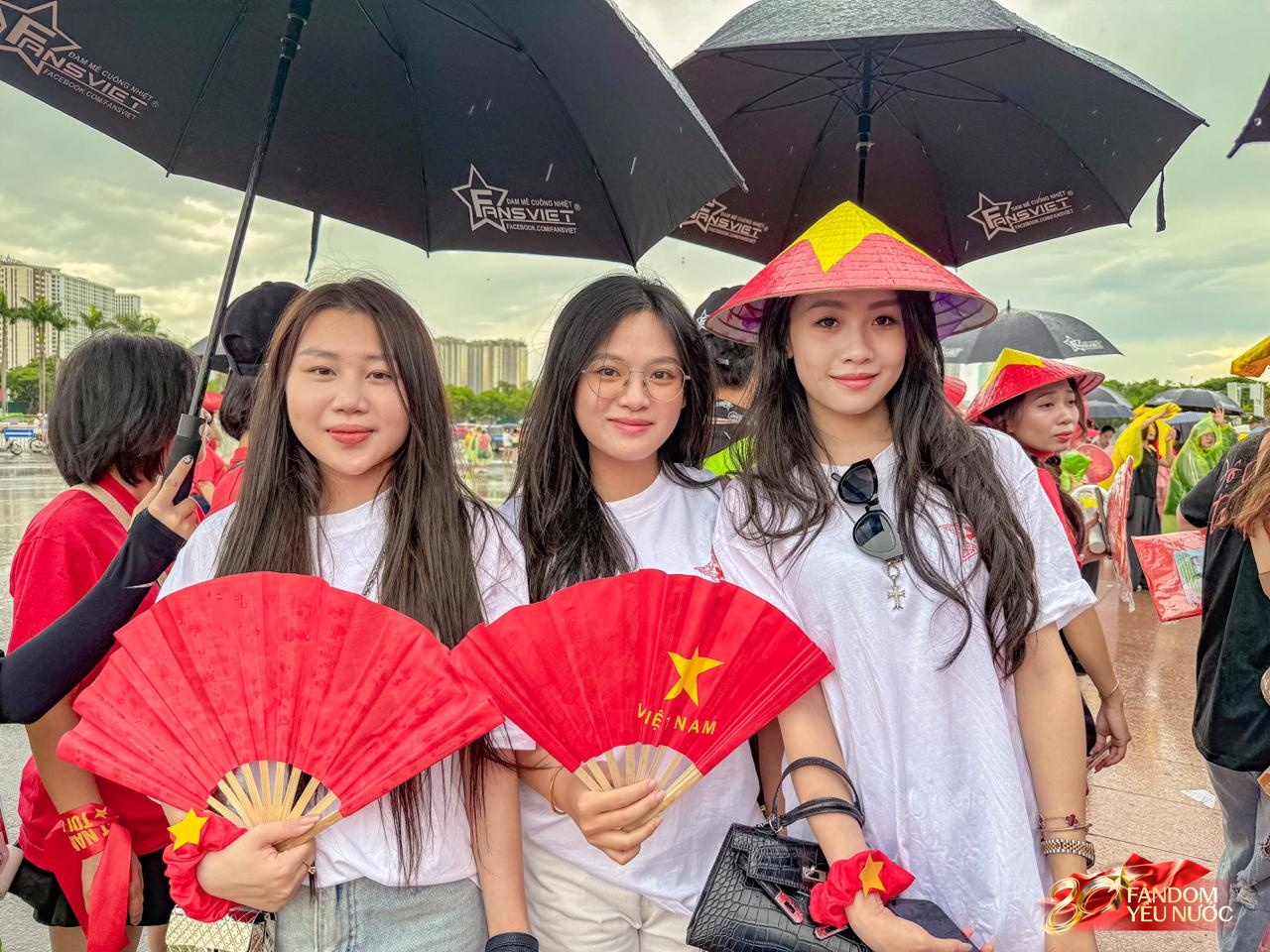 Giới trẻ sôi sục trước thềm concert quốc gia: Đến từ 12h trưa, trời mưa nhưng vẫn cực háo hức- Ảnh 5.