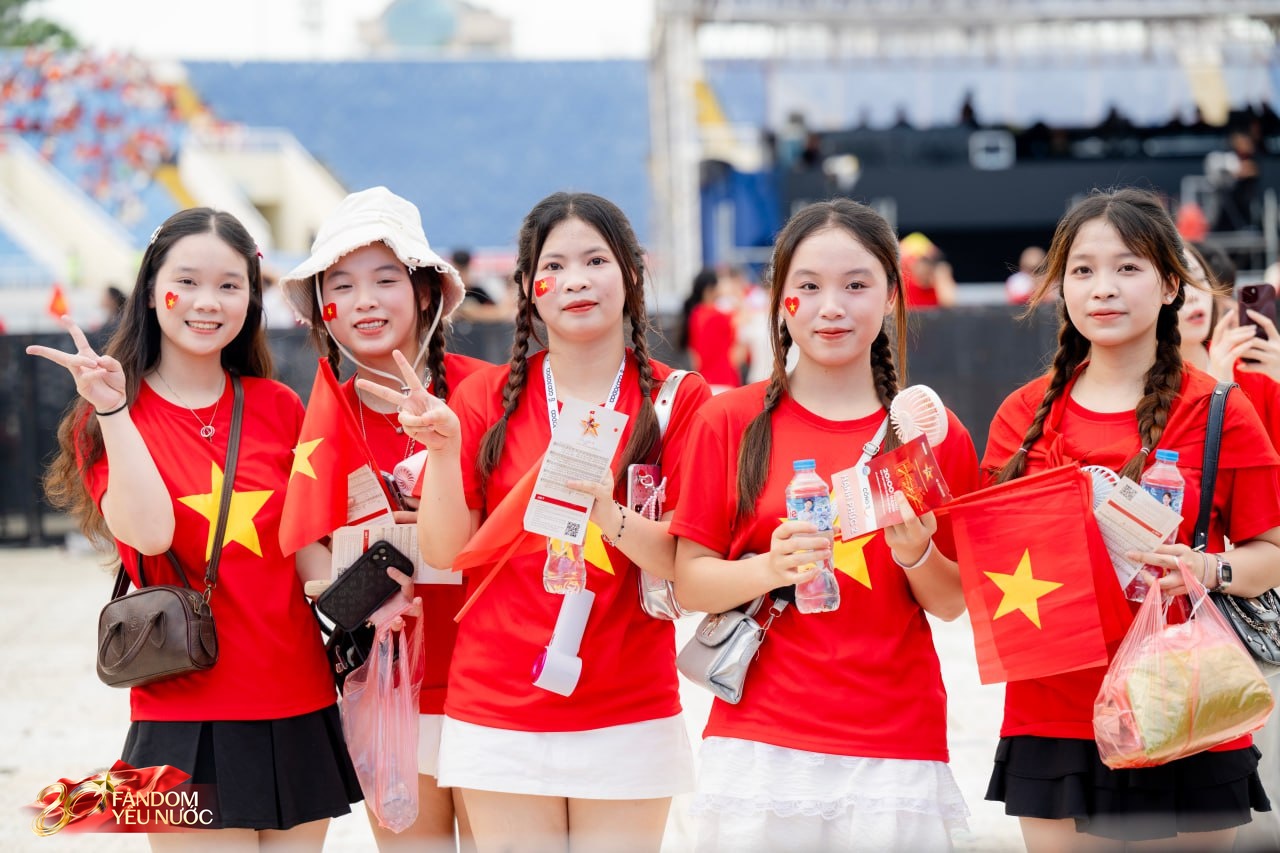 Loạt gái xinh nổi bần bật giữa concert, 50.000 người lập "kỷ lục" khoác lên mình một sắc đỏ!- Ảnh 1.