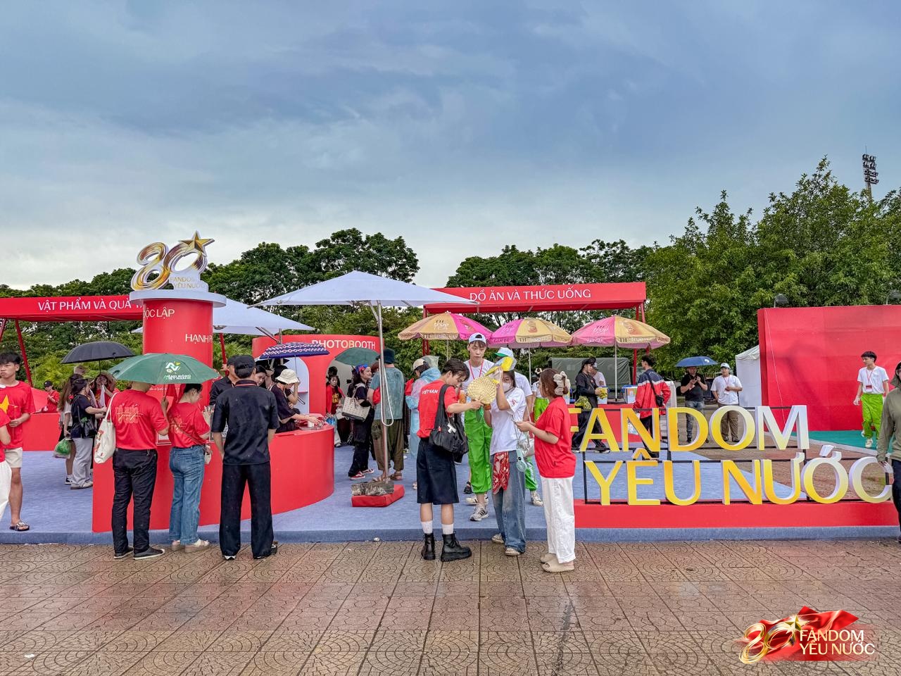 Giới trẻ sôi sục trước thềm concert quốc gia: Đến từ 12h trưa, trời mưa nhưng vẫn cực háo hức- Ảnh 3.
