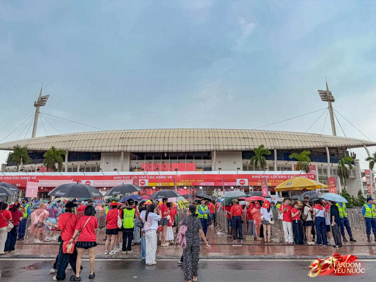 Giới trẻ sôi sục trước thềm concert quốc gia: Đến từ 12h trưa, trời mưa nhưng vẫn cực háo hức- Ảnh 1.