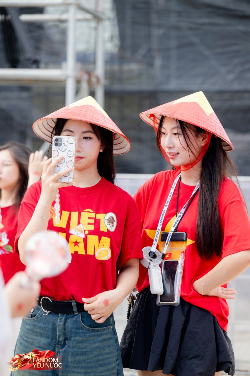 Loạt gái xinh nổi bần bật giữa concert, 50.000 người lập "kỷ lục" khoác lên mình một sắc đỏ!- Ảnh 12.