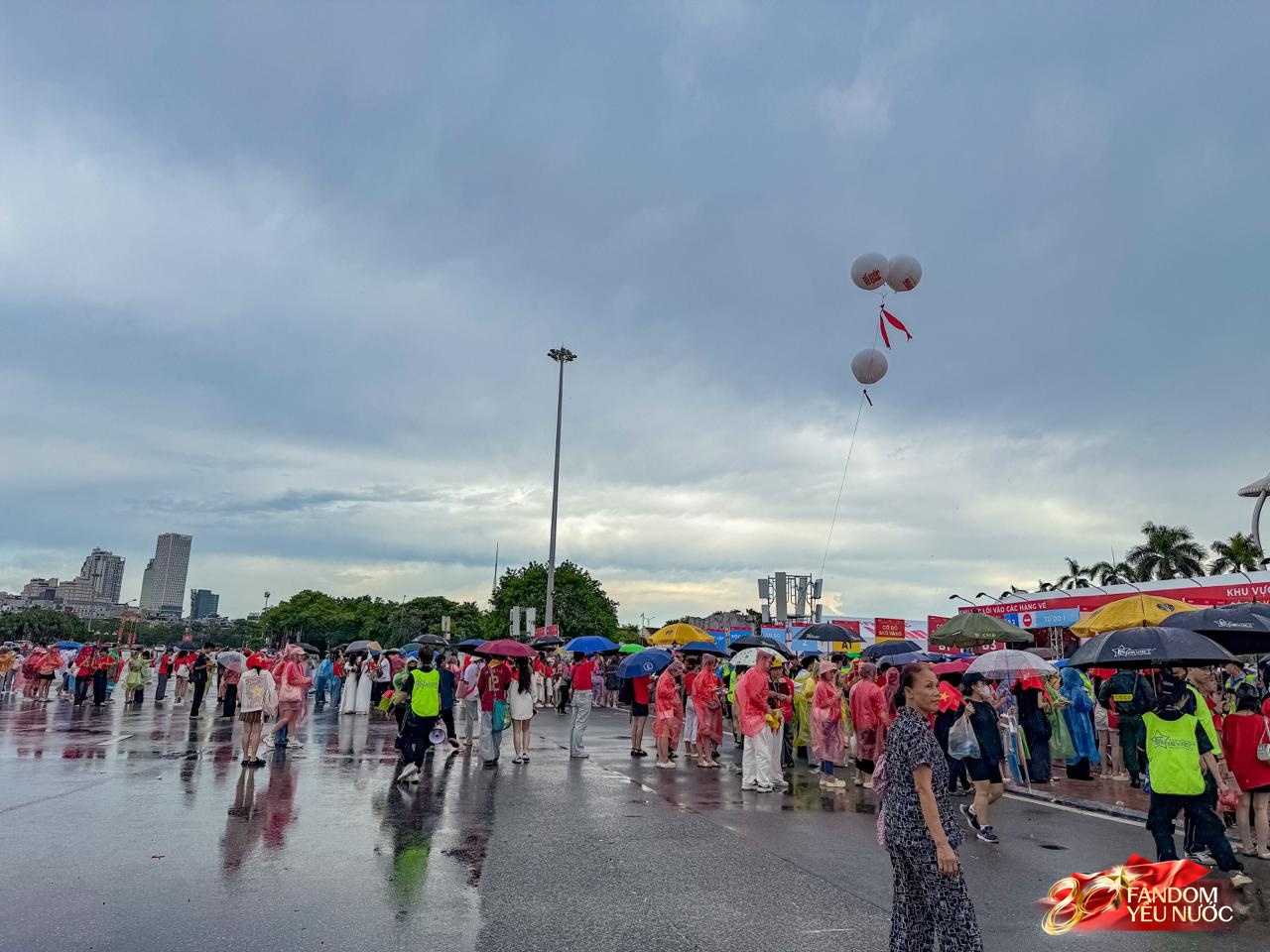 Giới trẻ sôi sục trước thềm concert quốc gia: Đến từ 12h trưa, trời mưa nhưng vẫn cực háo hức- Ảnh 2.