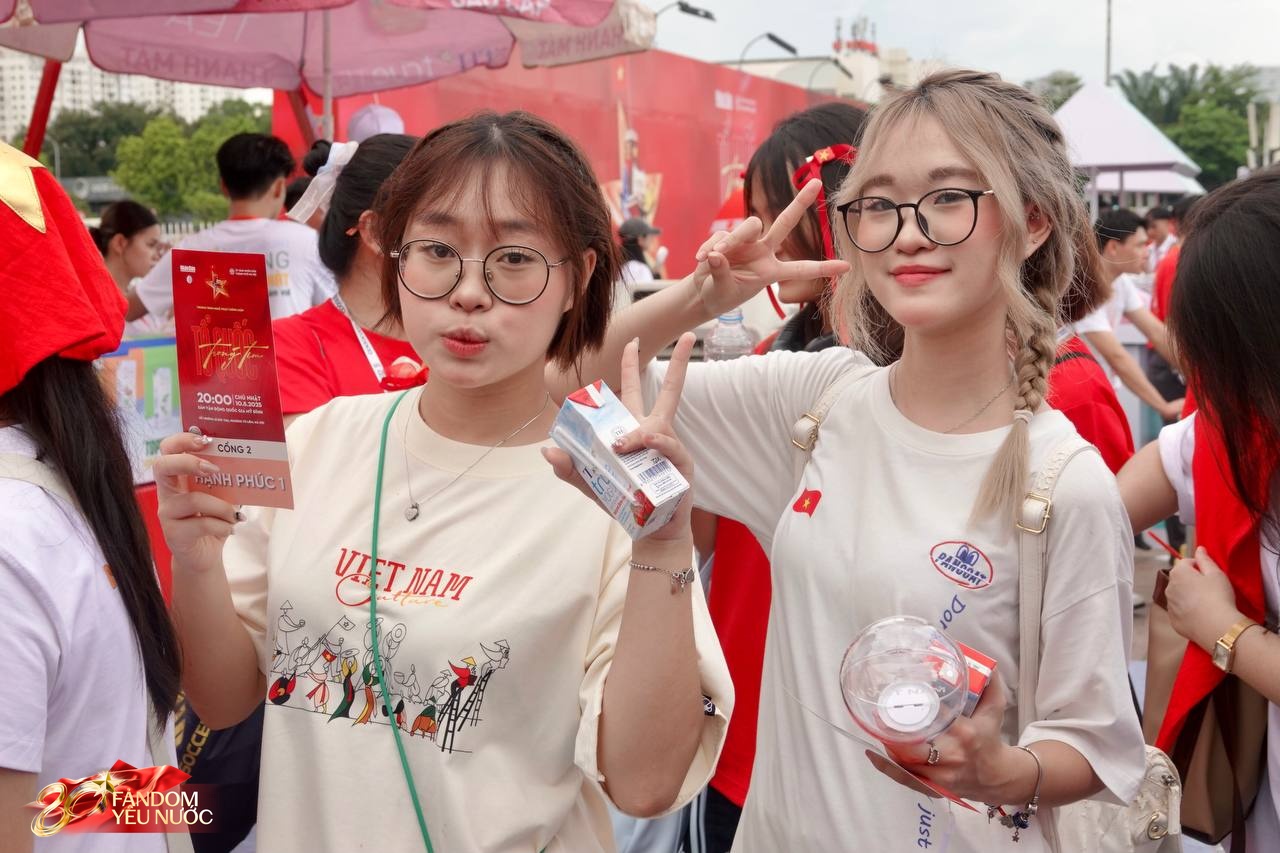Ùn ùn kéo đến Booth Fandom Yêu Nước tại SVĐ Mỹ Đình, săn bằng được combo khăn - túi - áo hot nhất lúc này- Ảnh 20.