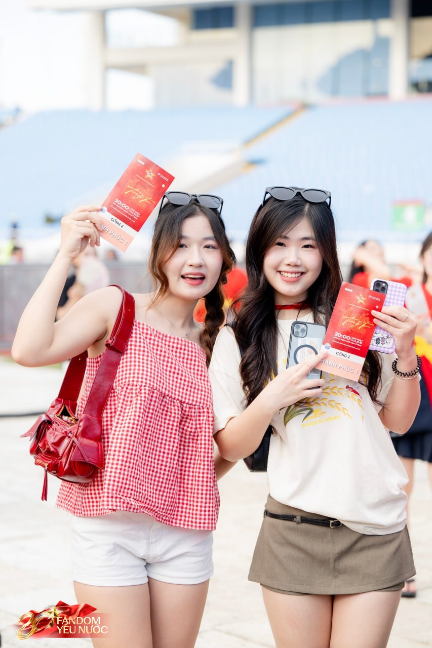 Loạt gái xinh nổi bần bật giữa concert, 50.000 người lập "kỷ lục" khoác lên mình một sắc đỏ!- Ảnh 19.