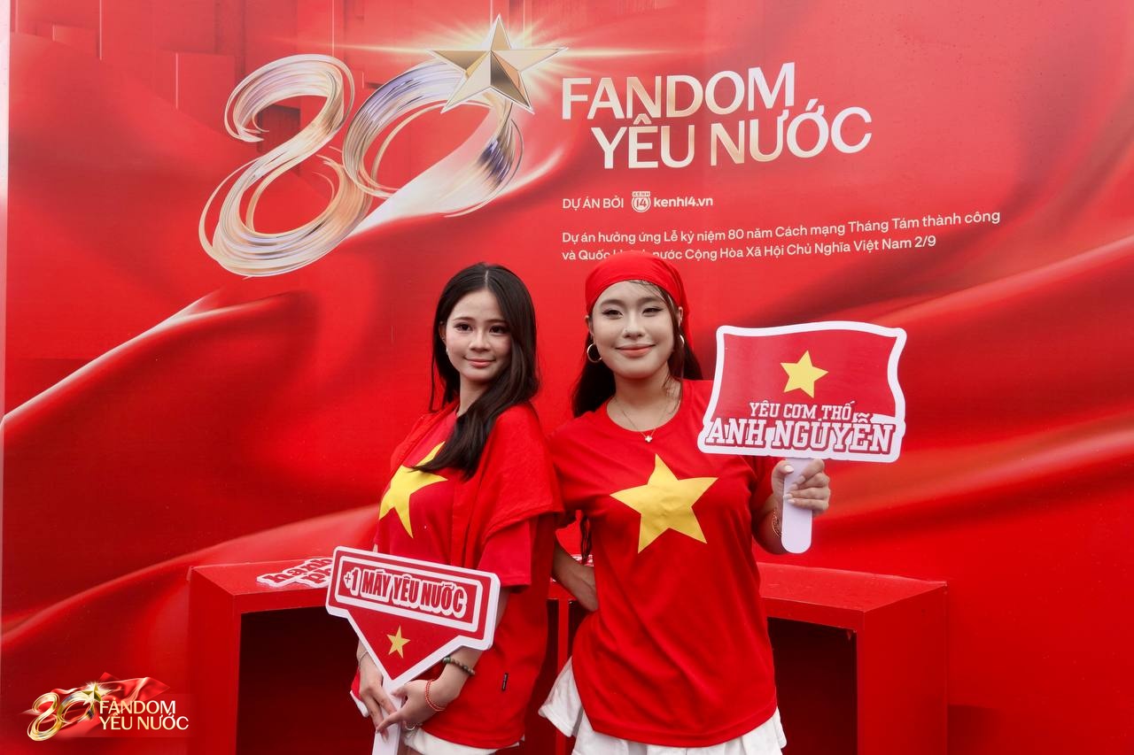Ùn ùn kéo đến Booth Fandom Yêu Nước tại SVĐ Mỹ Đình, săn bằng được combo khăn - túi - áo hot nhất lúc này- Ảnh 21.