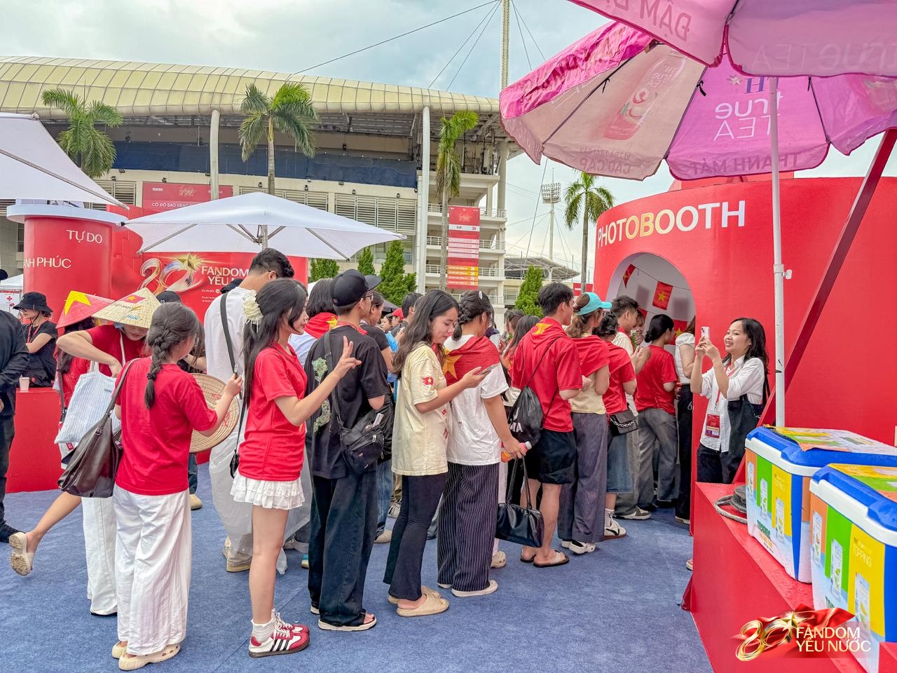 Giới trẻ sôi sục trước thềm concert quốc gia: Đến từ 12h trưa, trời mưa nhưng vẫn cực háo hức- Ảnh 8.