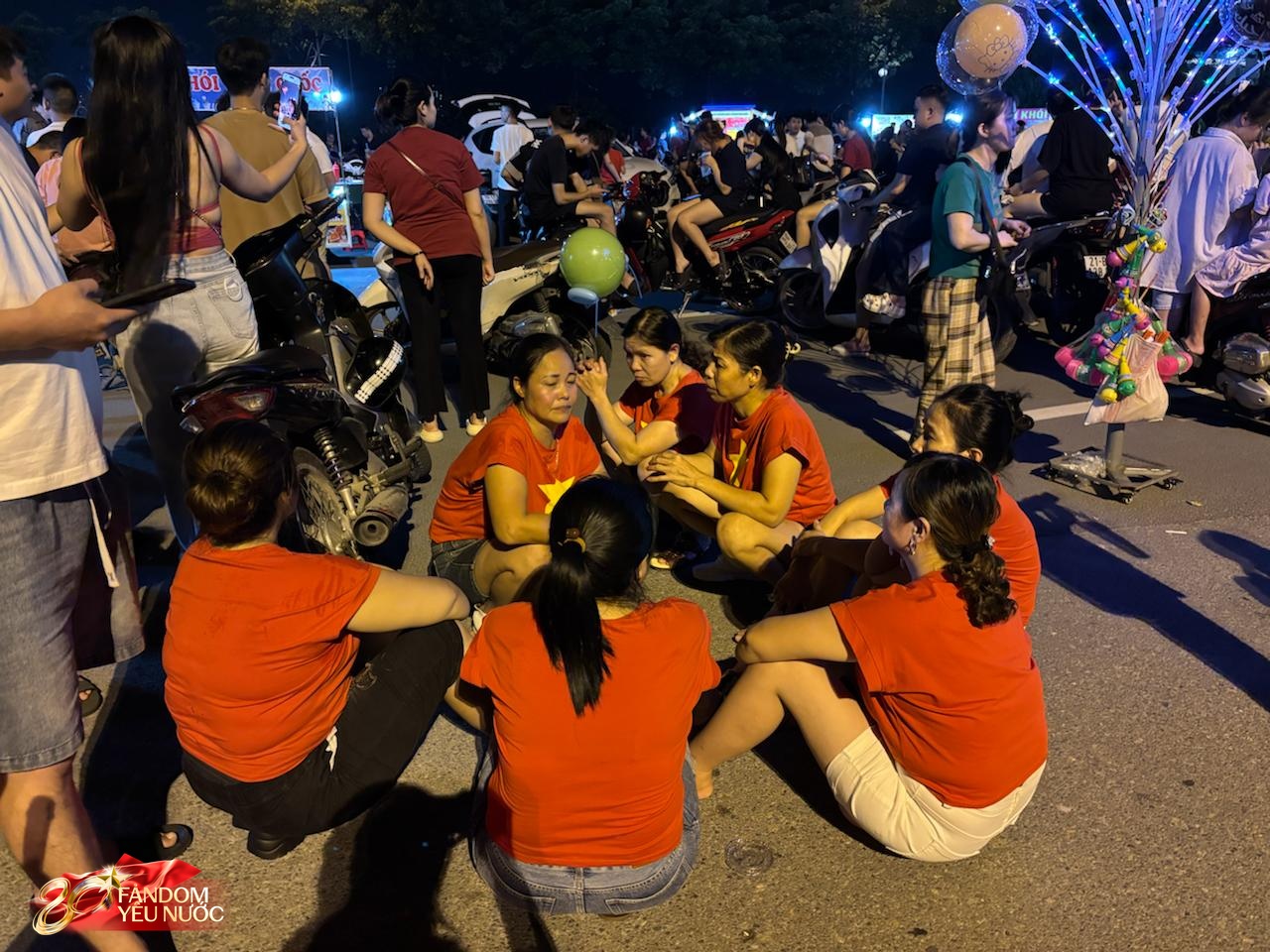 Tắc cứng gần SVĐ Mỹ Đình: Hàng nghìn người đổ về háo hức chờ khoảnh khắc pháo hoa rực sáng- Ảnh 7. Tắc cứng gần SVĐ Mỹ Đình: Hàng nghìn người đổ về háo hức chờ khoảnh khắc pháo hoa rực sáng- Ảnh 7.