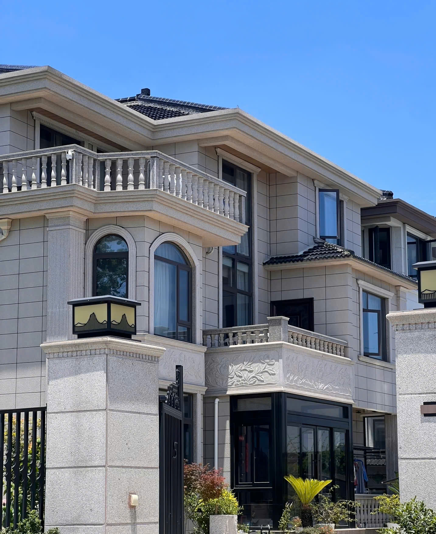 Những người trẻ ở nhà biệt thự, đi xe mui trần nhưng làm lễ tân khách sạn- Ảnh 3.