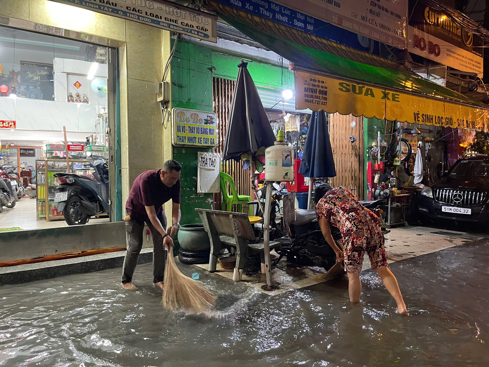 Cận cảnh ngập ở một số tuyến đường tại TP HCM, người dân tất bật dọn dẹp- Ảnh 2. Cận cảnh ngập ở một số tuyến đường tại TP HCM, người dân tất bật dọn dẹp- Ảnh 2.